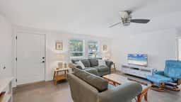 Blue Beach Bungalow - Image 3